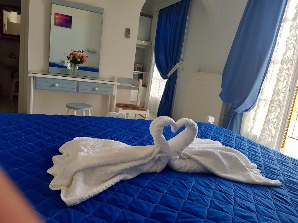 Makis Studios & Apartments Poros  Exteriör bild